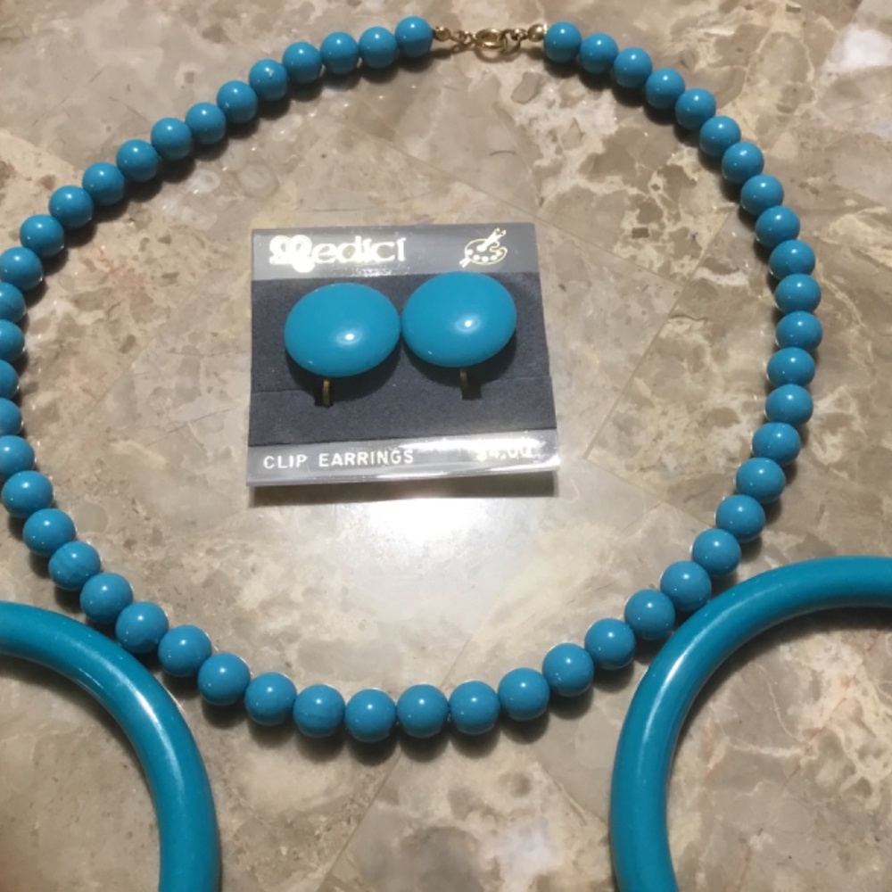 Vintage Costume - Turquoise Necklace, Clip Earrings, and 2 Bracelets. - Picture 2 of 16